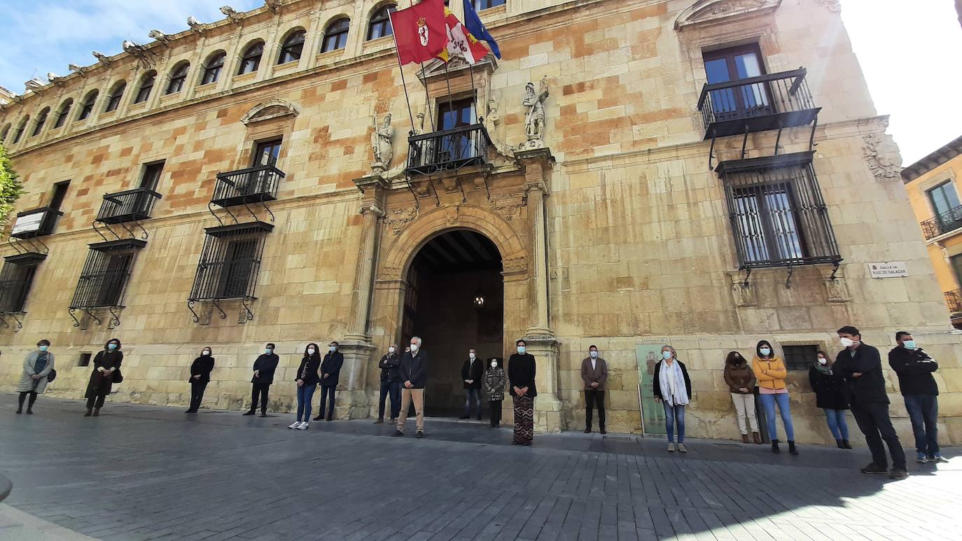 El luto y el dolor por la muerte de Paula M.M. ha recoorido este martes toda la comunidad de Castilla y León. Todas las delegaciones del Gobierno, además de ayuntamientos, se han sumado a ese doloroso silencio. La Junta de Castilla y León se ha sumado con enorme sentimiento al luto por la última víctima de la violencia machista. Participan, el presidente de la Junta, Alfonso Fernández Mañueco; el vicepresidente de la Junta, Francisco Igea; y el consejero de la Presidencia, Ángel Ibáñez; entre otros. (Imágenes de César Sánchez, Letizia Pérez, Concha Ortega, María Lorenzo, leonoticias y delegaciones de Ical). 