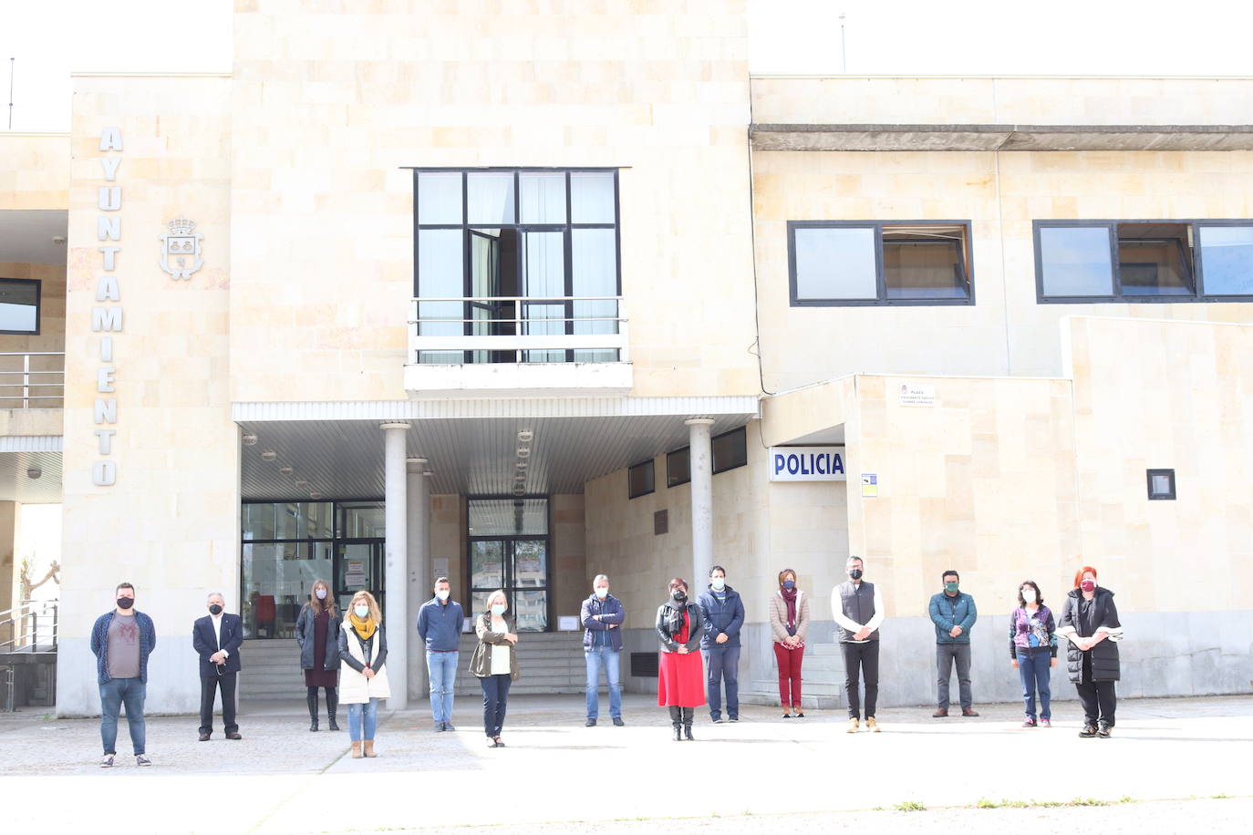 El luto y el dolor por la muerte de Paula M.M. ha recoorido este martes toda la comunidad de Castilla y León. Todas las delegaciones del Gobierno, además de ayuntamientos, se han sumado a ese doloroso silencio. La Junta de Castilla y León se ha sumado con enorme sentimiento al luto por la última víctima de la violencia machista. Participan, el presidente de la Junta, Alfonso Fernández Mañueco; el vicepresidente de la Junta, Francisco Igea; y el consejero de la Presidencia, Ángel Ibáñez; entre otros. (Imágenes de César Sánchez, Letizia Pérez, Concha Ortega, María Lorenzo, leonoticias y delegaciones de Ical). 