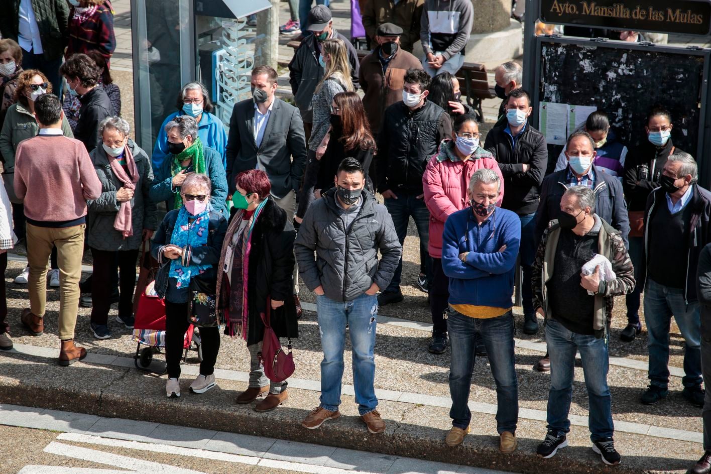 Mansilla de las Mulas enmudece y llora la pérdida de una vecina «muy querida» por todos en la localidad. Familiares, amigos y vecinos se concentran en la Plaza del Ayuntamiento de la villa para llorar el crimen machista contra Paula y denunciar «la lacra social» que supone la violencia de género en la sociedad. 