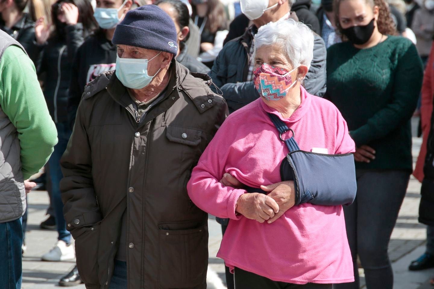 Mansilla de las Mulas enmudece y llora la pérdida de una vecina «muy querida» por todos en la localidad. Familiares, amigos y vecinos se concentran en la Plaza del Ayuntamiento de la villa para llorar el crimen machista contra Paula y denunciar «la lacra social» que supone la violencia de género en la sociedad. 