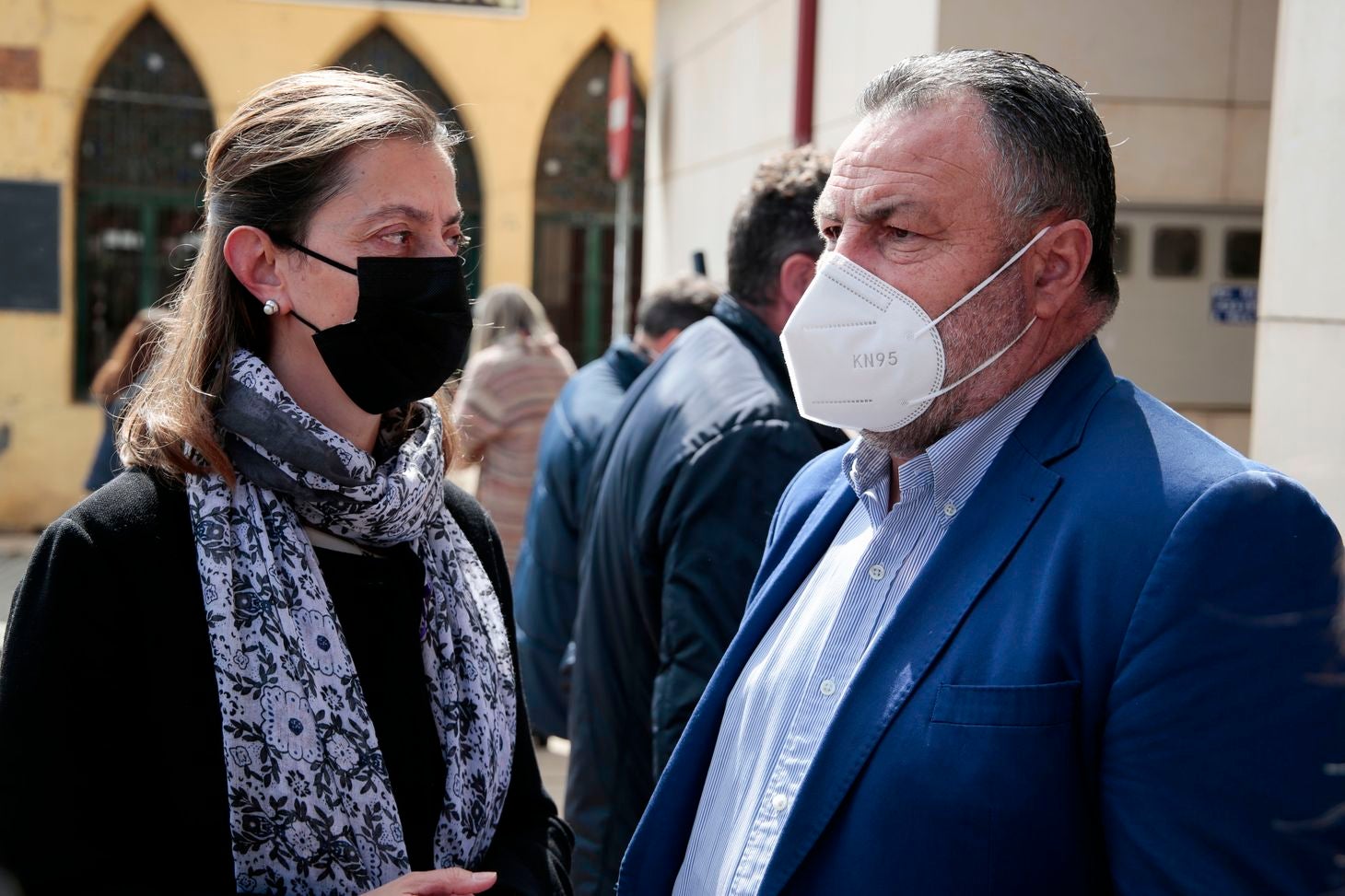 Mansilla de las Mulas enmudece y llora la pérdida de una vecina «muy querida» por todos en la localidad. Familiares, amigos y vecinos se concentran en la Plaza del Ayuntamiento de la villa para llorar el crimen machista contra Paula y denunciar «la lacra social» que supone la violencia de género en la sociedad. 