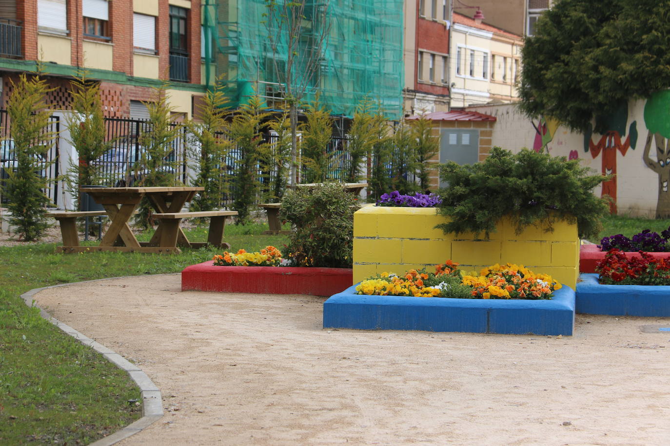 El alcalde de León, José Antonio Diez, el concejal de Desarrollo Urbano, Luis Miguel García Copete, y miembros de la Asociación Auryn, visitan el nuevo espacio ajardinado junto a instalaciones del CHF en la calle Campos Góticos.