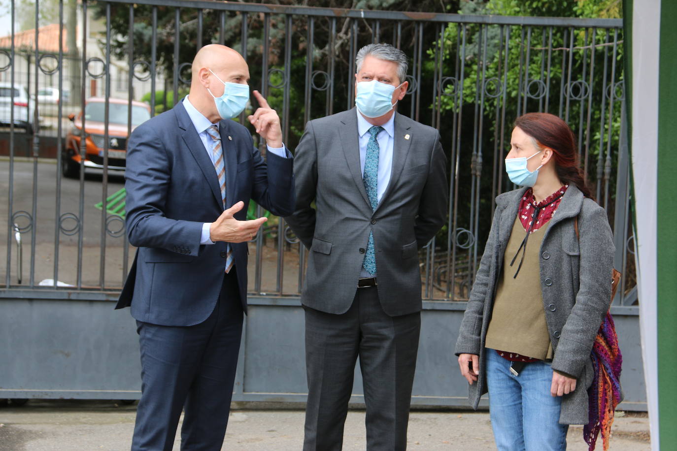 El alcalde de León, José Antonio Diez, el concejal de Desarrollo Urbano, Luis Miguel García Copete, y miembros de la Asociación Auryn, visitan el nuevo espacio ajardinado junto a instalaciones del CHF en la calle Campos Góticos.