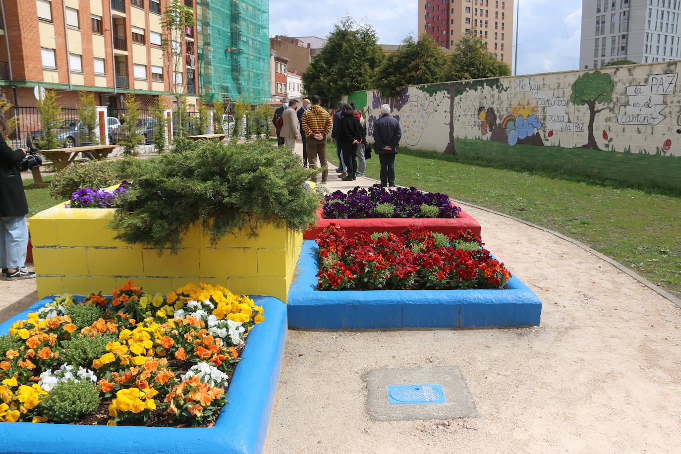 El alcalde de León, José Antonio Diez, el concejal de Desarrollo Urbano, Luis Miguel García Copete, y miembros de la Asociación Auryn, visitan el nuevo espacio ajardinado junto a instalaciones del CHF en la calle Campos Góticos.