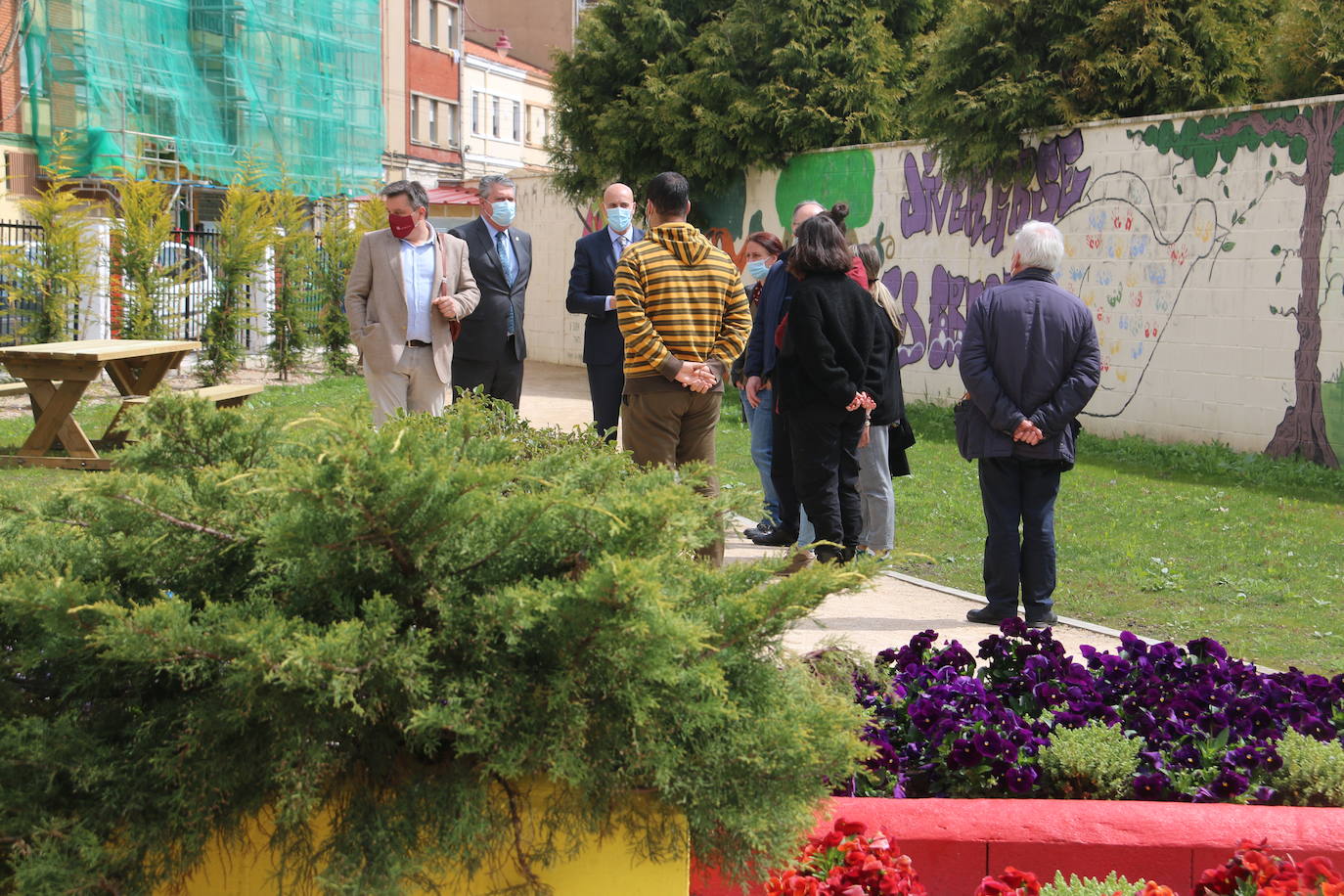 El alcalde de León, José Antonio Diez, el concejal de Desarrollo Urbano, Luis Miguel García Copete, y miembros de la Asociación Auryn, visitan el nuevo espacio ajardinado junto a instalaciones del CHF en la calle Campos Góticos.