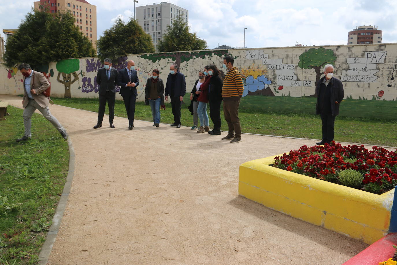 El alcalde de León, José Antonio Diez, el concejal de Desarrollo Urbano, Luis Miguel García Copete, y miembros de la Asociación Auryn, visitan el nuevo espacio ajardinado junto a instalaciones del CHF en la calle Campos Góticos.
