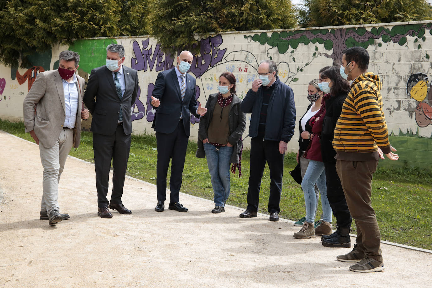 El alcalde de León, José Antonio Diez, el concejal de Desarrollo Urbano, Luis Miguel García Copete, y miembros de la Asociación Auryn, visitan el nuevo espacio ajardinado junto a instalaciones del CHF en la calle Campos Góticos.