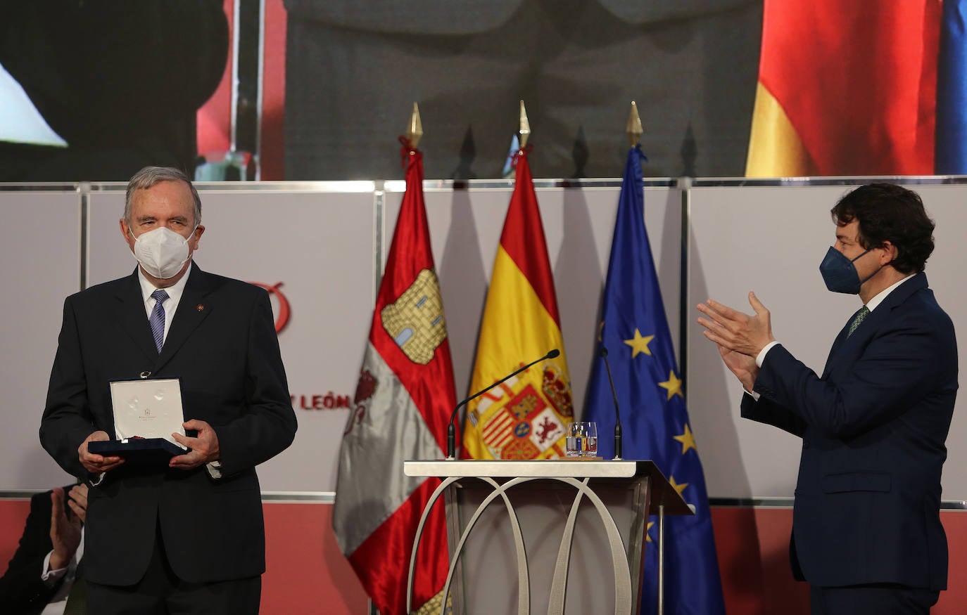 El presidente de la Junta de Castilla y León, Alfonso Fernández Mañueco, entrega los Premios Castilla y León 2020. 