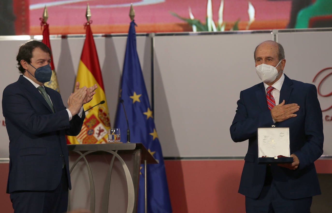 El presidente de la Junta de Castilla y León, Alfonso Fernández Mañueco, entrega los Premios Castilla y León 2020. 