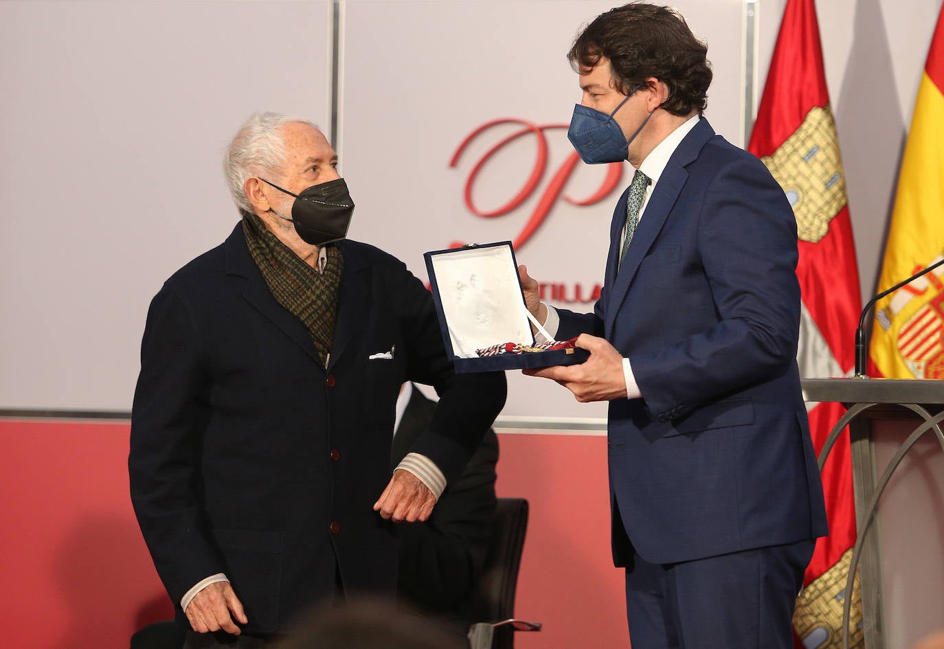 El presidente de la Junta de Castilla y León, Alfonso Fernández Mañueco, entrega los Premios Castilla y León 2020. 