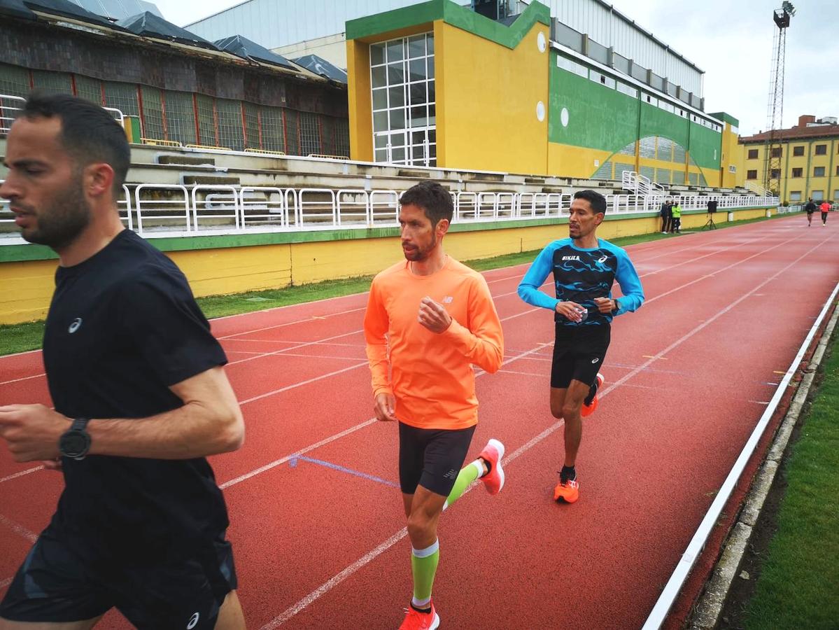 Dani Mateo realiza unos test en León junto a la éite del maratón en España. 