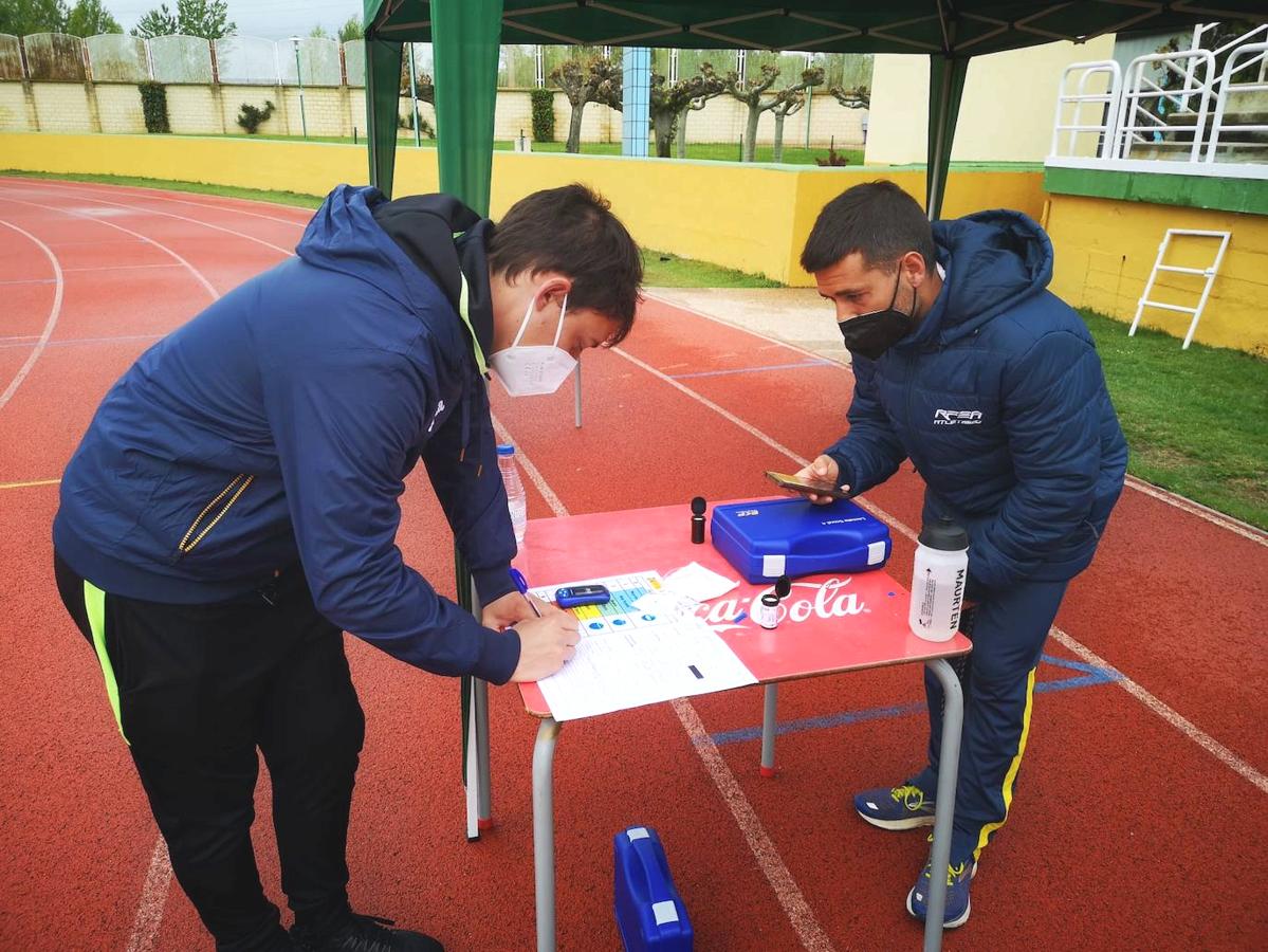 Dani Mateo realiza unos test en León junto a la éite del maratón en España. 