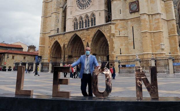 El alcalde de León, José Antonio Diez, descubre las letras de LEON en su nueva ubicación frente a la catedral.