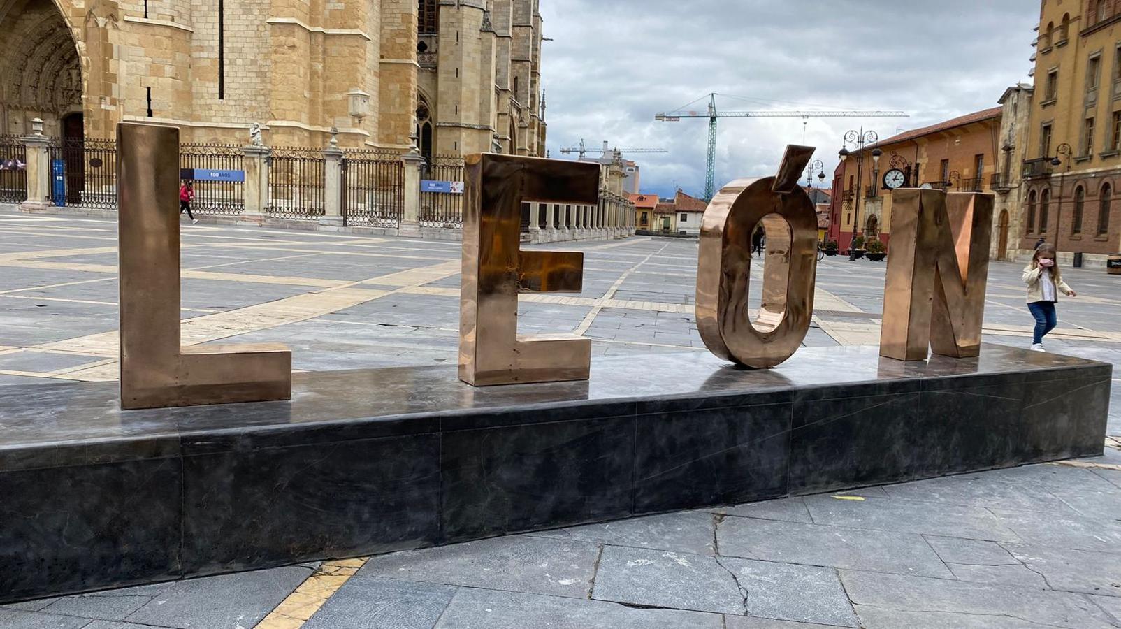 Las letras más famosas de la ciudad vuelven a la plaza de Regla tras pasar por el taller y con un cambio de ubicación.