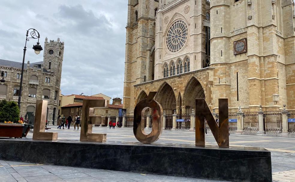 Las letras de 'LEÓN' regresan a los pies de la Catedral.