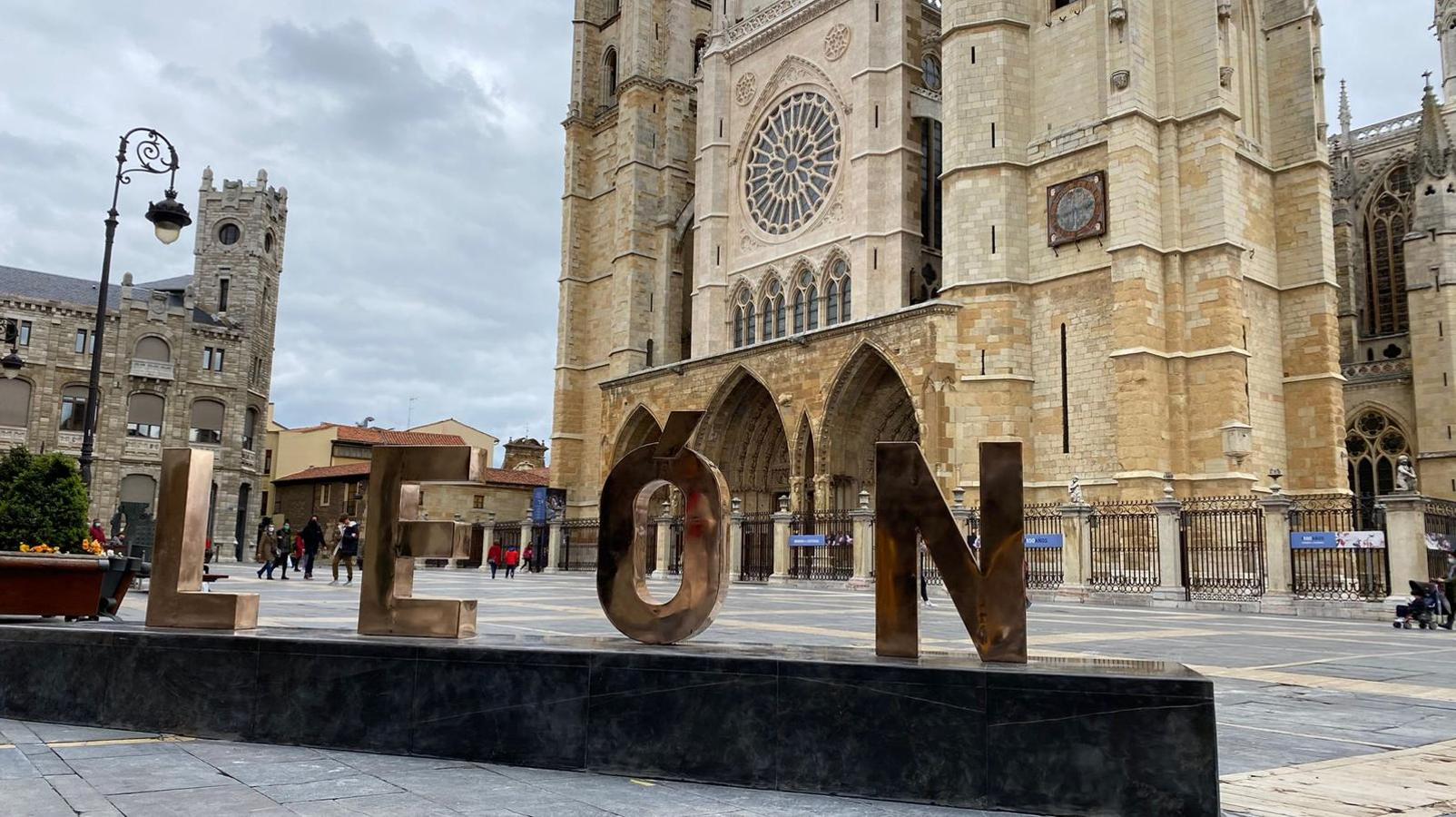 Las letras más famosas de la ciudad vuelven a la plaza de Regla tras pasar por el taller y con un cambio de ubicación.