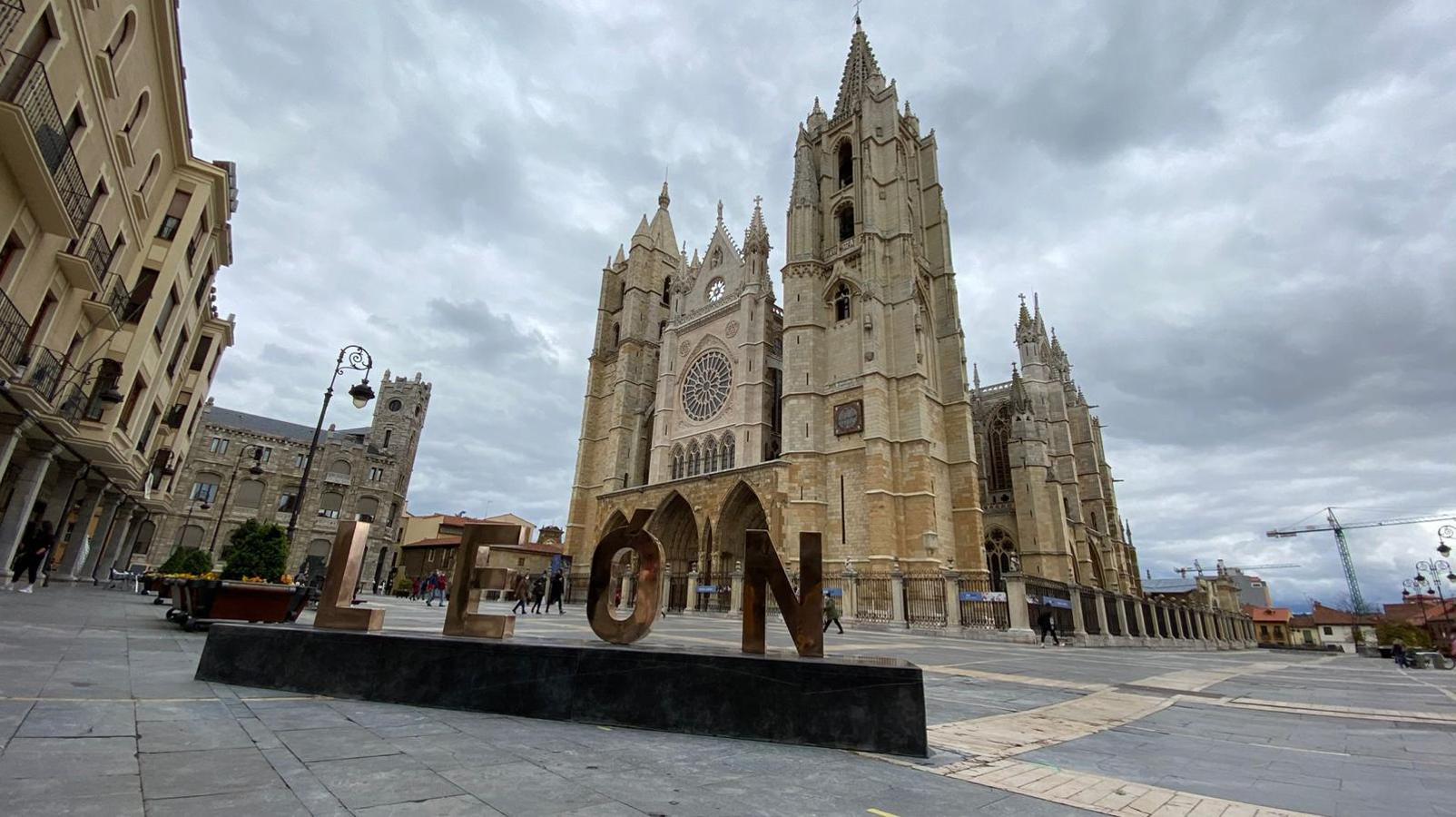 Las letras más famosas de la ciudad vuelven a la plaza de Regla tras pasar por el taller y con un cambio de ubicación.