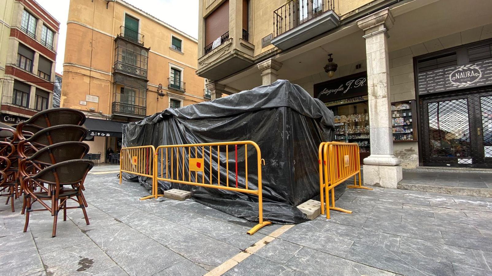 Las letras más famosas de la ciudad vuelven a la plaza de Regla tras pasar por el taller y con un cambio de ubicación.