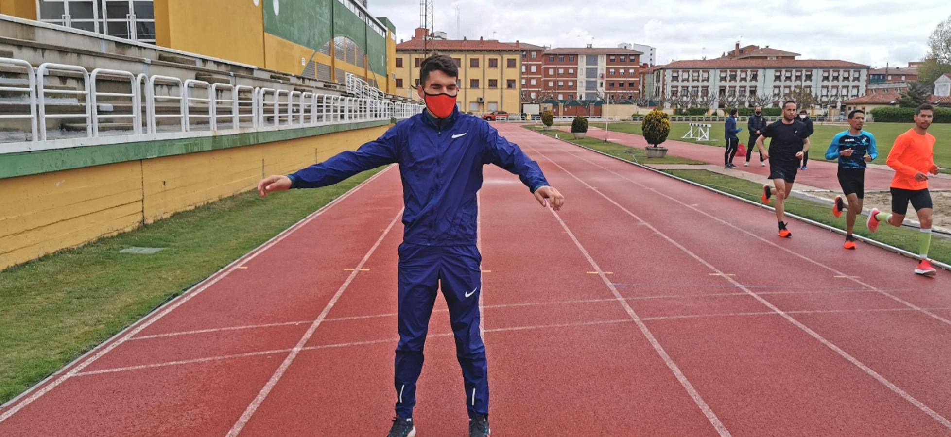 Dani Mateo realiza unos test en León junto a la éite del maratón en España. 