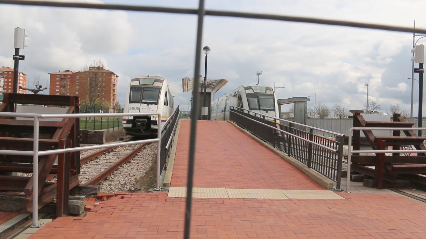 Feve pierde en León sus activos y su futuro tras diez años en 'vía muerta'. La compañía de vía estrecha se desangra y sus instalaciones se oxidan mientras nadie ofrece una solución a su fallida integración en la capital. Propuestas como un tren-tranvía o en los últimos meses la de autobuses eléctricos solo han servido para difuminar sus problemas reales. 