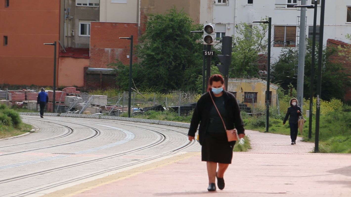 Feve pierde en León sus activos y su futuro tras diez años en 'vía muerta'. La compañía de vía estrecha se desangra y sus instalaciones se oxidan mientras nadie ofrece una solución a su fallida integración en la capital. Propuestas como un tren-tranvía o en los últimos meses la de autobuses eléctricos solo han servido para difuminar sus problemas reales. 