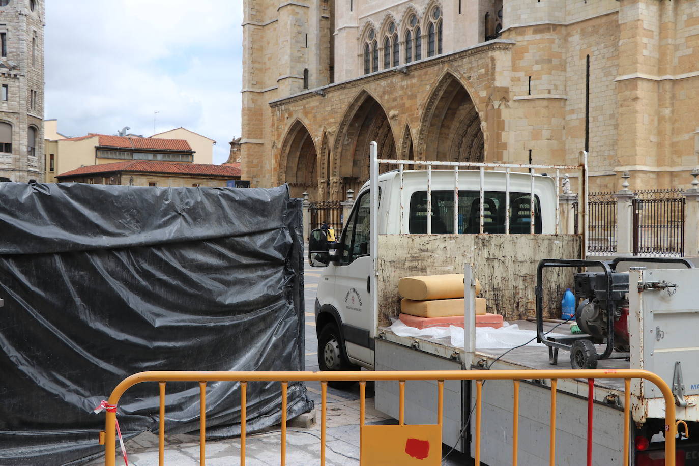 Las letras más famosas de la ciudad vuelven a la plaza de Regla tras pasar por el taller y con un cambio de ubicación.