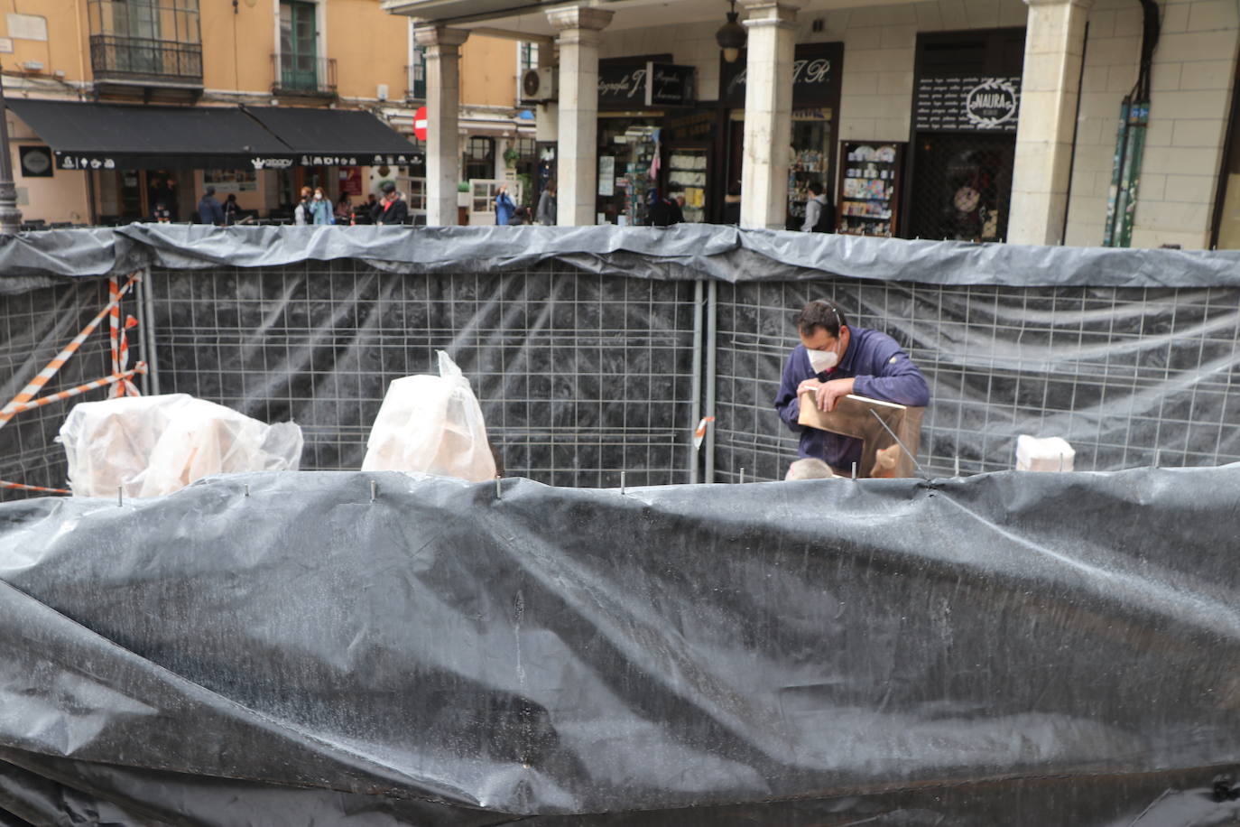 Las letras más famosas de la ciudad vuelven a la plaza de Regla tras pasar por el taller y con un cambio de ubicación.