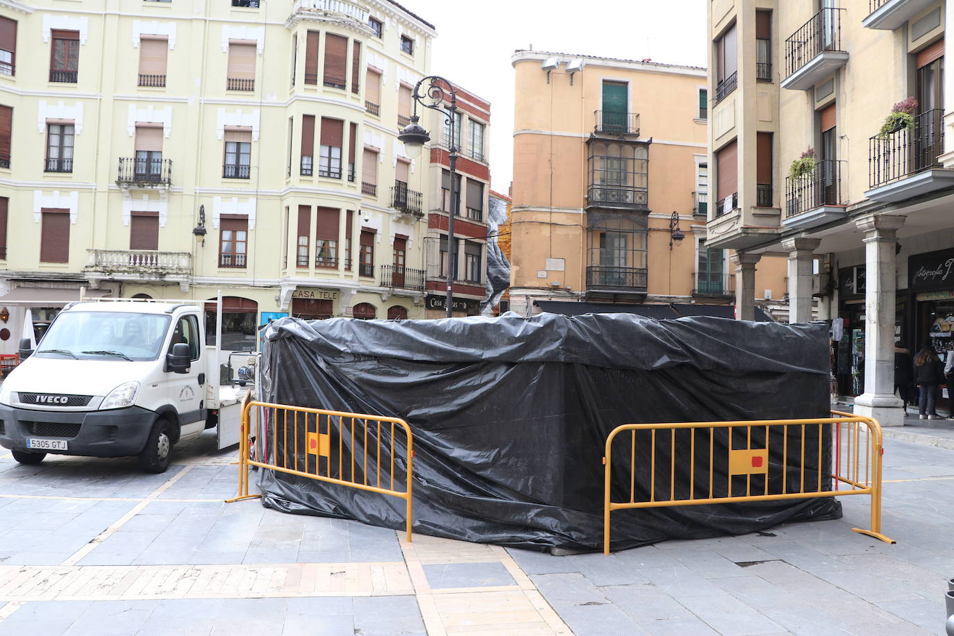 Las letras más famosas de la ciudad vuelven a la plaza de Regla tras pasar por el taller y con un cambio de ubicación.