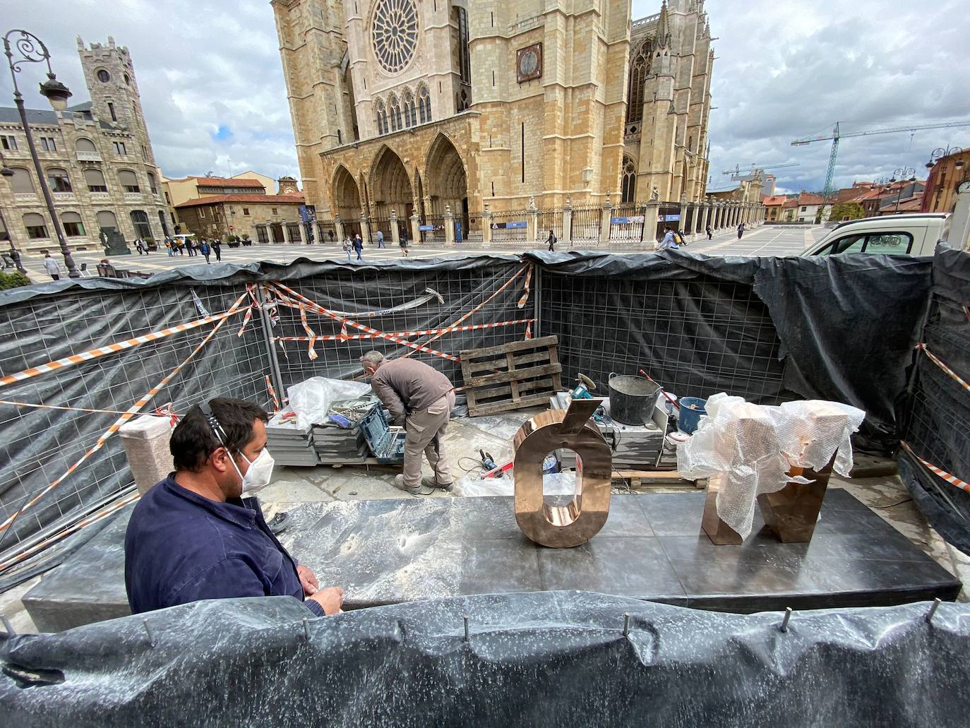 Las letras más famosas de la ciudad vuelven a la plaza de Regla tras pasar por el taller y con un cambio de ubicación.