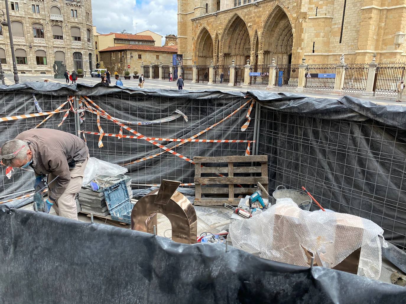 Las letras más famosas de la ciudad vuelven a la plaza de Regla tras pasar por el taller y con un cambio de ubicación.