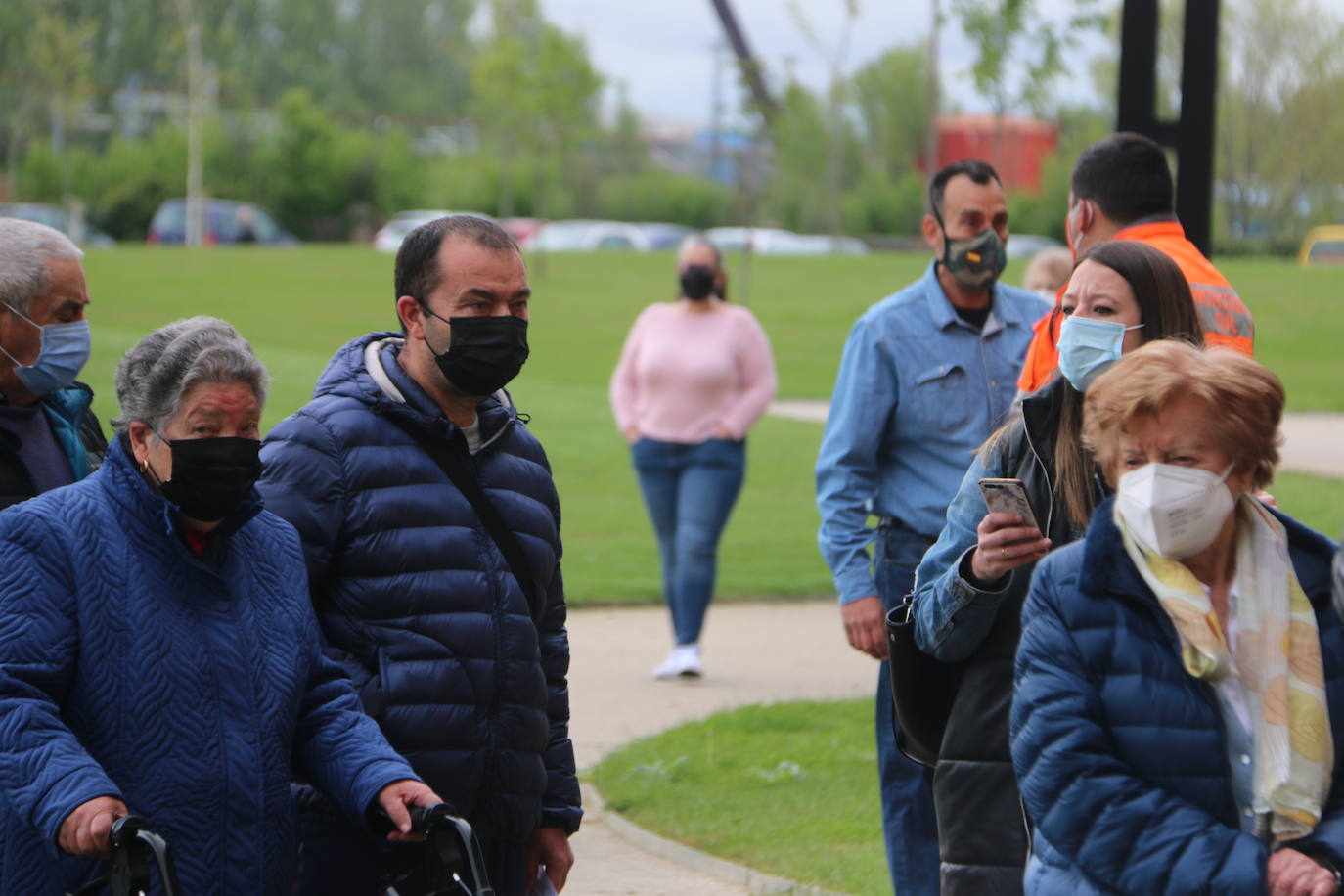 Decenas de personas acuden a una nueva vacunación masiva en León para avanzar hacia la inmunidad.