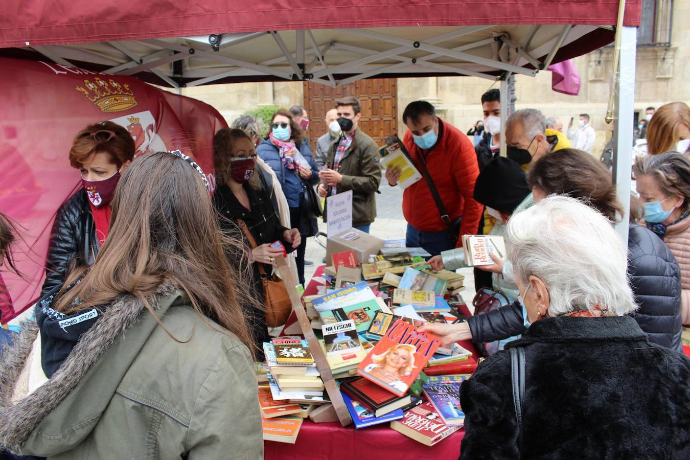 La agrupación leonesista regala libros en Botines y recauda fondos para una «gran manifestación por la autonomía»