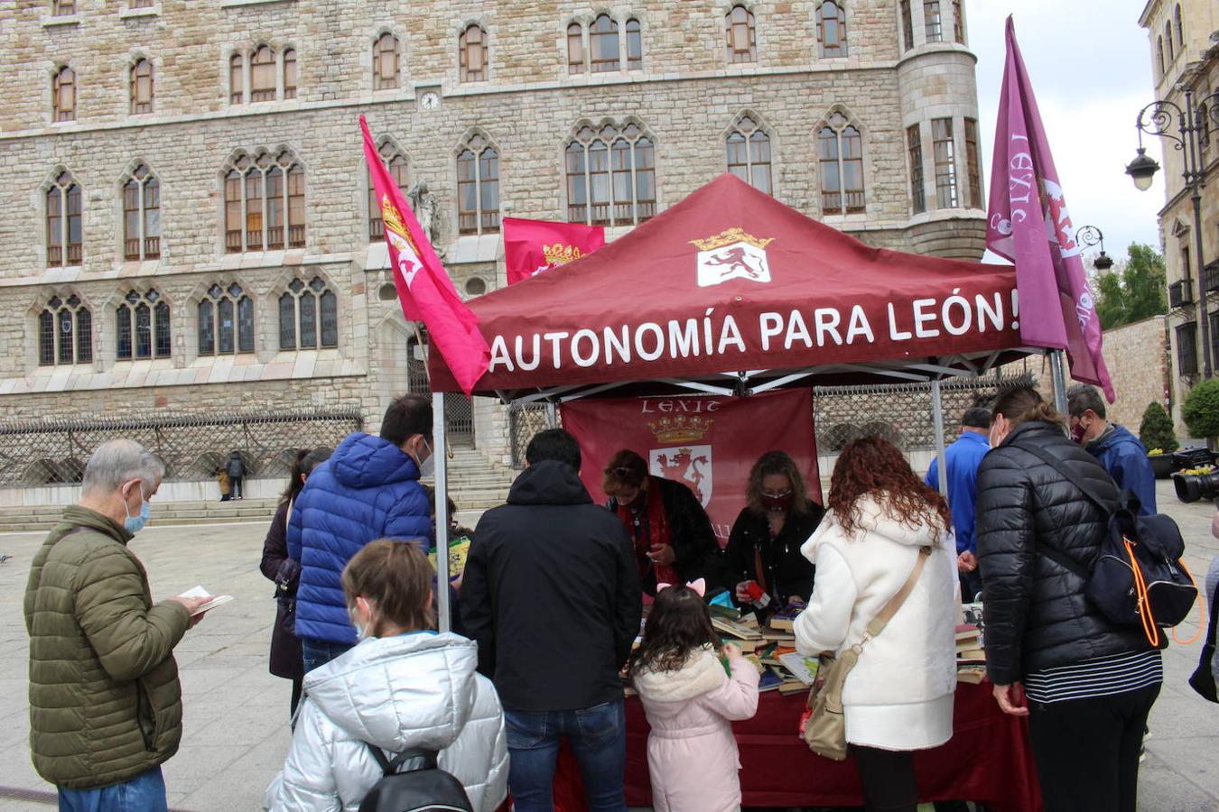 La agrupación leonesista regala libros en Botines y recauda fondos para una «gran manifestación por la autonomía»