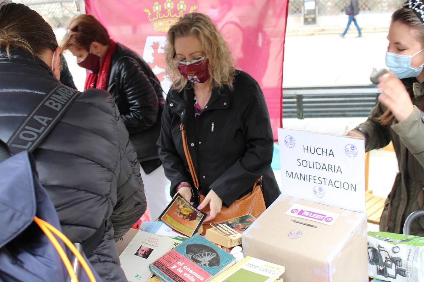 La agrupación leonesista regala libros en Botines y recauda fondos para una «gran manifestación por la autonomía»