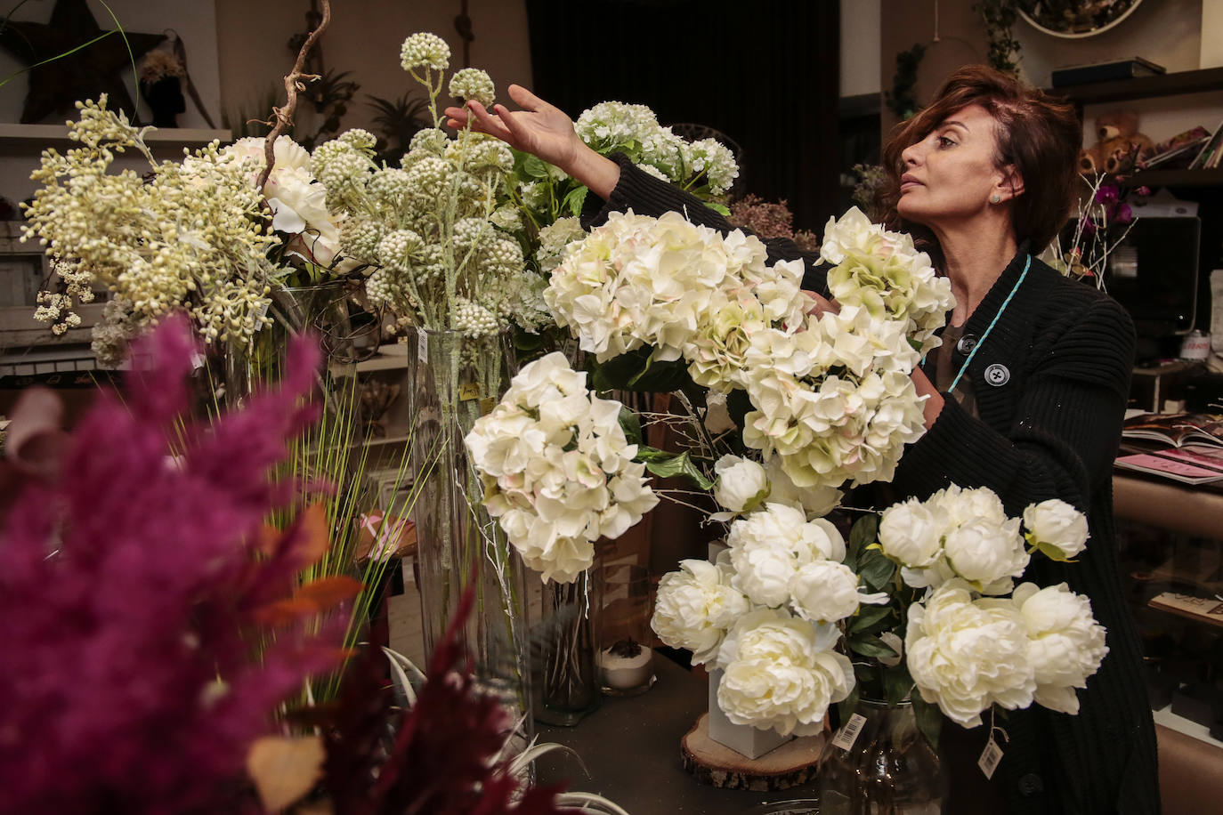 La florista Natalia Crespo, que ostenta el título de la segunda mejor artista floral de España, imparte dos talleres de arreglos florales en el Museo Casa Botines Gaudí de León.