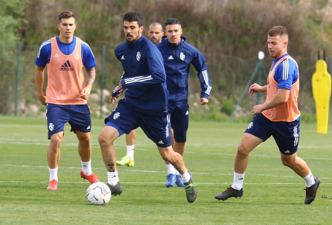 Futbolistas de la Deportiva en pleno entrenamiento.