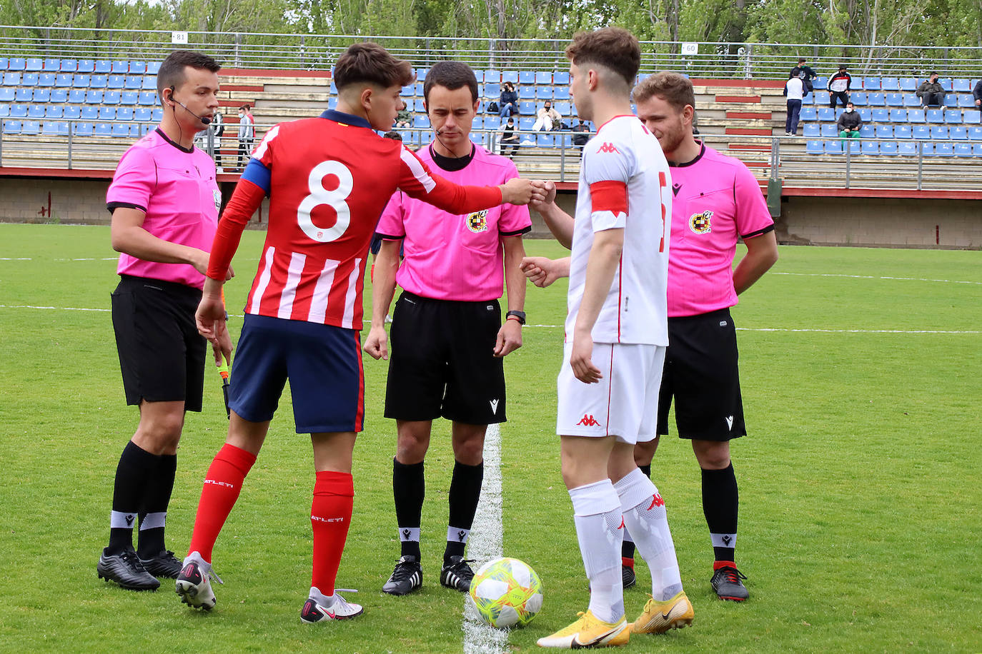 El niño pudo comprobar la evolución de su equipo y del juvenil del club leonés en Puente Castro.