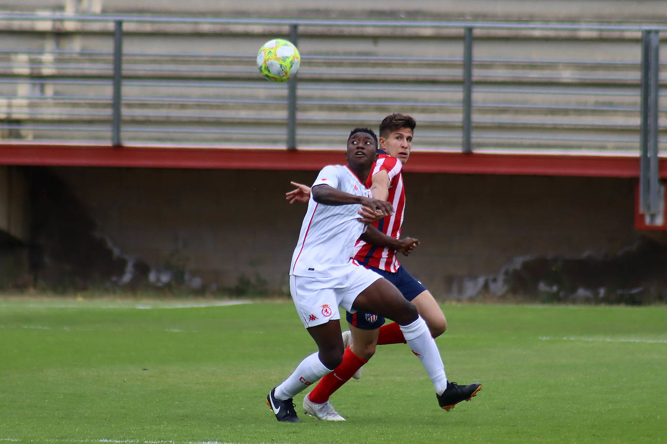 El niño pudo comprobar la evolución de su equipo y del juvenil del club leonés en Puente Castro.