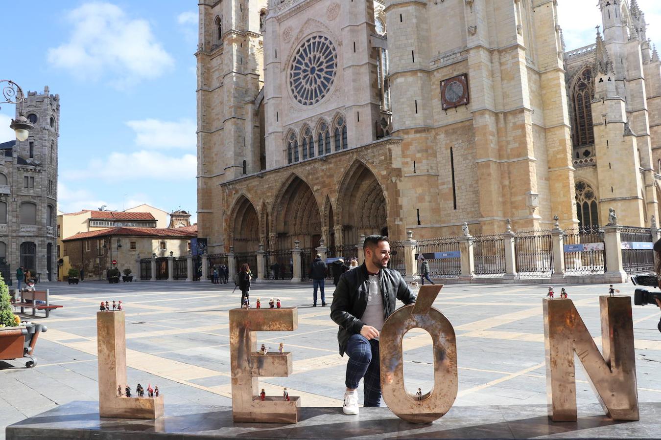 El historiador leonés Carlos González Íscar cuenta la historia del mundo con sus muñecos