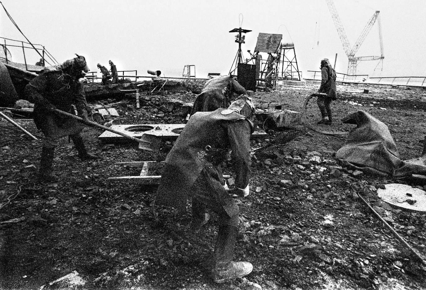 La madrugada del 26 de abril de 1986 la explosión del reactor número 4 de la central nuclear de Chernóbil (actual Ucrania) derivó en la mayor tragedia nuclear de la historia. Aún se desconoce la cifra real de fallecidos. Más de treinta personas murieron esa misma noche y en torno al millar después, aunque el hermetismo y ocultación de la URSS imposibilitaron evaluar el impacto real de la catástrofe. Este es un viaje en el tiempo al escenario del suceso, con instantáneas de entonces y también actuales.