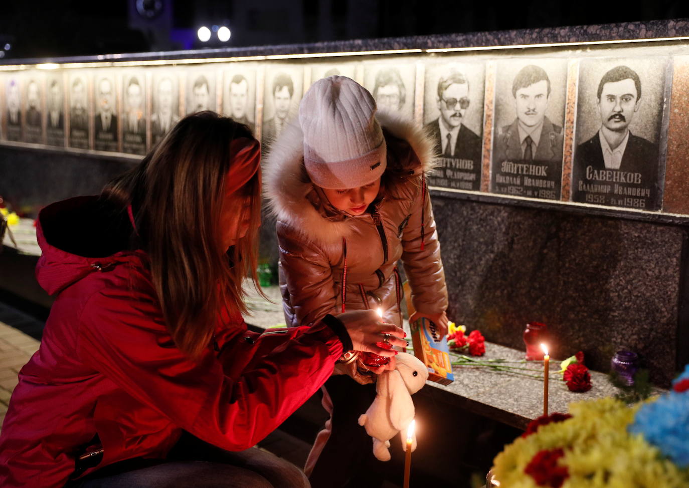 La madrugada del 26 de abril de 1986 la explosión del reactor número 4 de la central nuclear de Chernóbil (actual Ucrania) derivó en la mayor tragedia nuclear de la historia. Aún se desconoce la cifra real de fallecidos. Más de treinta personas murieron esa misma noche y en torno al millar después, aunque el hermetismo y ocultación de la URSS imposibilitaron evaluar el impacto real de la catástrofe. Este es un viaje en el tiempo al escenario del suceso, con instantáneas de entonces y también actuales.