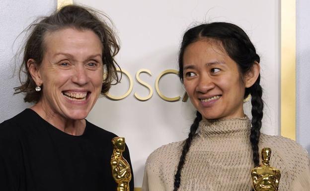 Frances MacDormand y Chloé Zhao con sus respetivos Oscar.