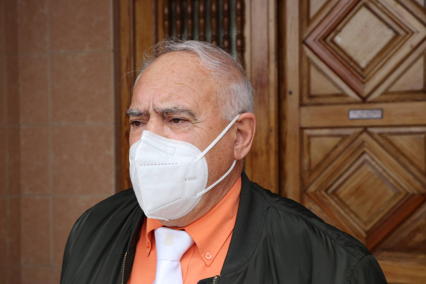 Varios vecinos de la localidad llevan años reclamando la retirada de un badén que produce molestos ruidos al paso de los vehículos.