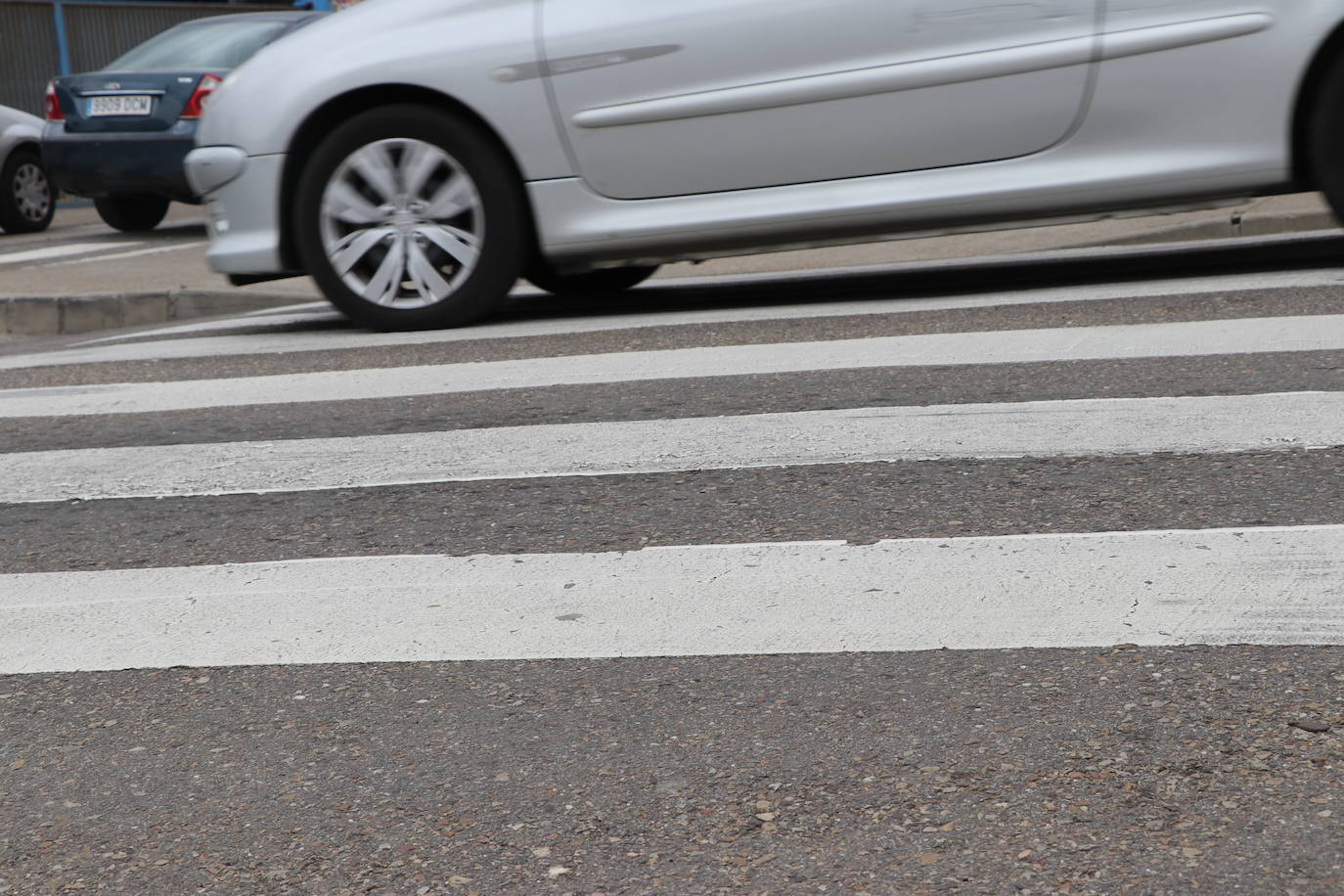 Varios vecinos de la localidad llevan años reclamando la retirada de un badén que produce molestos ruidos al paso de los vehículos.