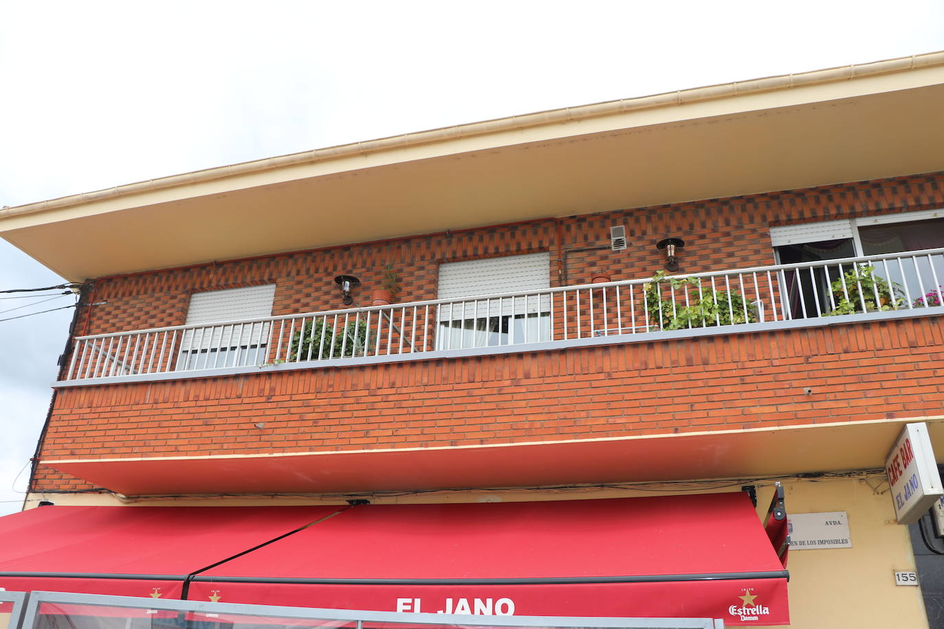 Varios vecinos de la localidad llevan años reclamando la retirada de un badén que produce molestos ruidos al paso de los vehículos.