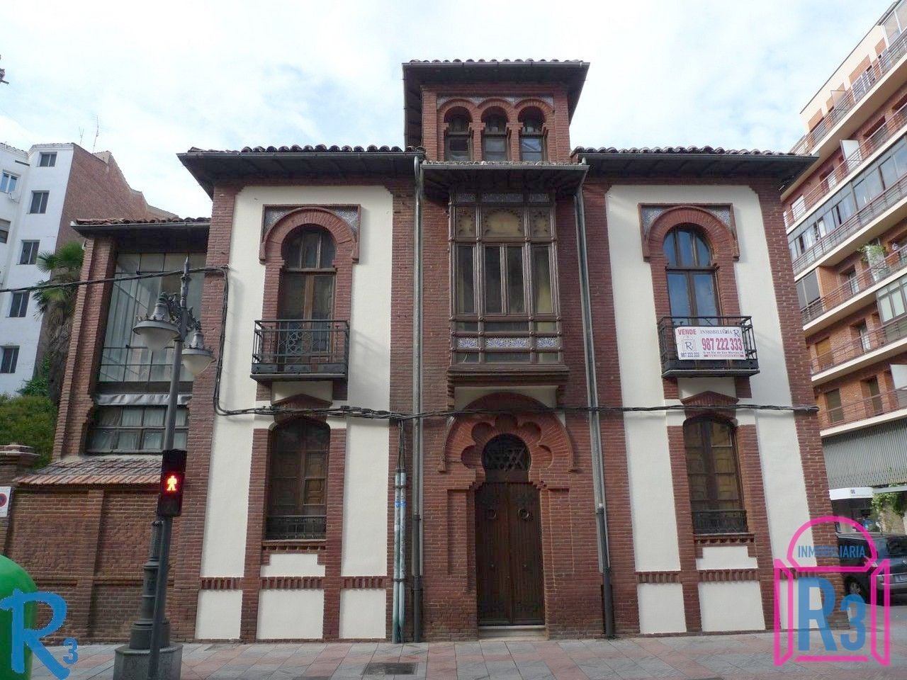 Edificio histórico de 1.910, de estilo neomudéjar, acabado por Manuel de Cárdenas y declarado Bien de Interés Cultural con categoría de monumento. Situado en el corazón de León capital. Tiene unos 1670 metros cuadros construidos más sótanos en un solar de 1028 metros cuadrados..