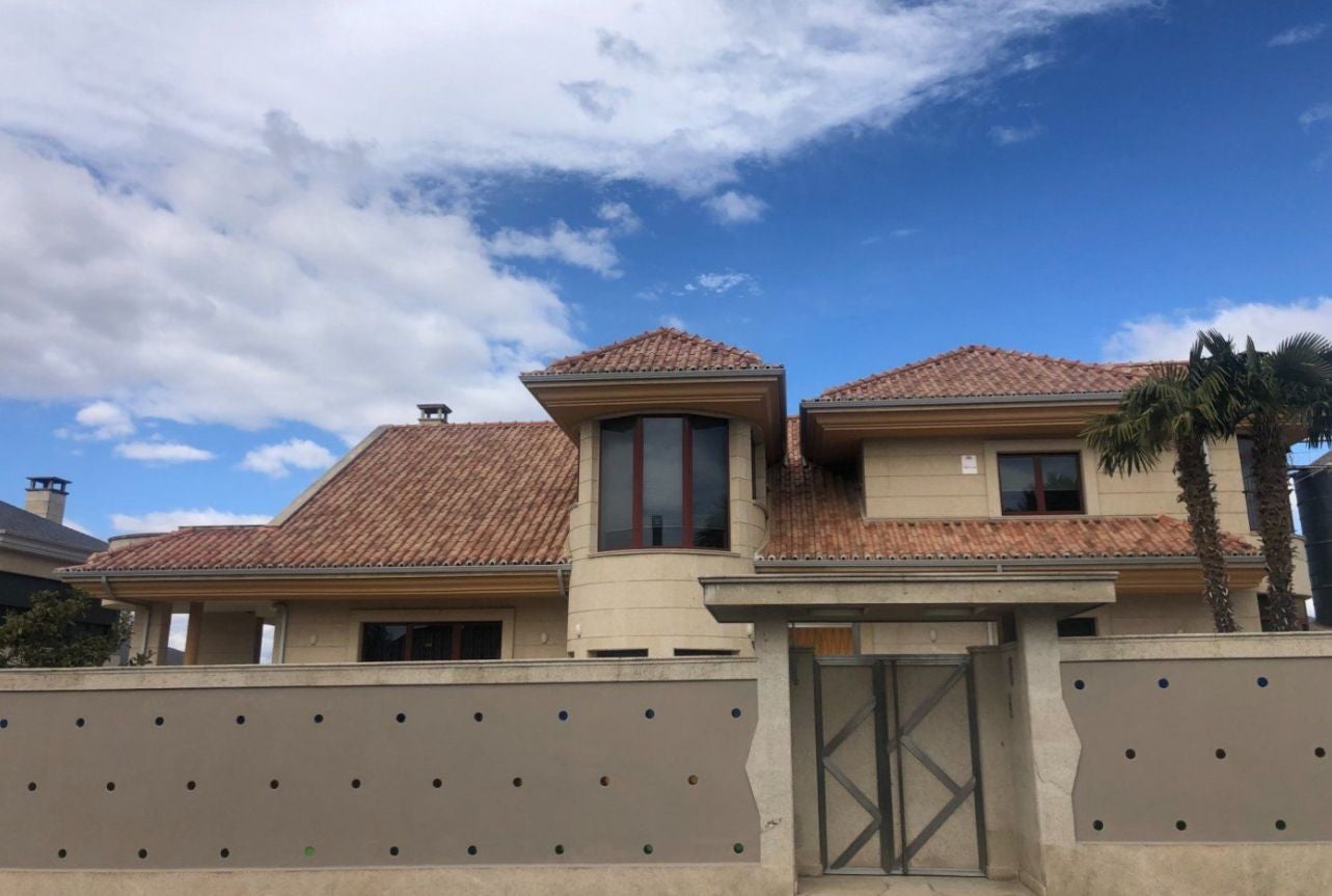 Chalet individual con piscina cubierta en Eras de Renueva, 714 m2, 4 habitaciones, cocina equipada con zona de comedor, salón independiente con porche, 5 baños, parcela de 1070 m2, garaje, trastero, bodega amplia, suelo radiante.