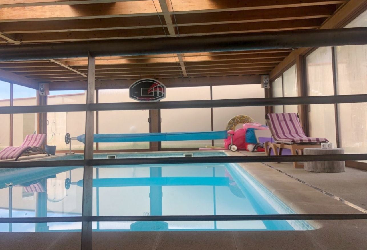 Chalet individual con piscina cubierta en Eras de Renueva, 714 m2, 4 habitaciones, cocina equipada con zona de comedor, salón independiente con porche, 5 baños, parcela de 1070 m2, garaje, trastero, bodega amplia, suelo radiante.