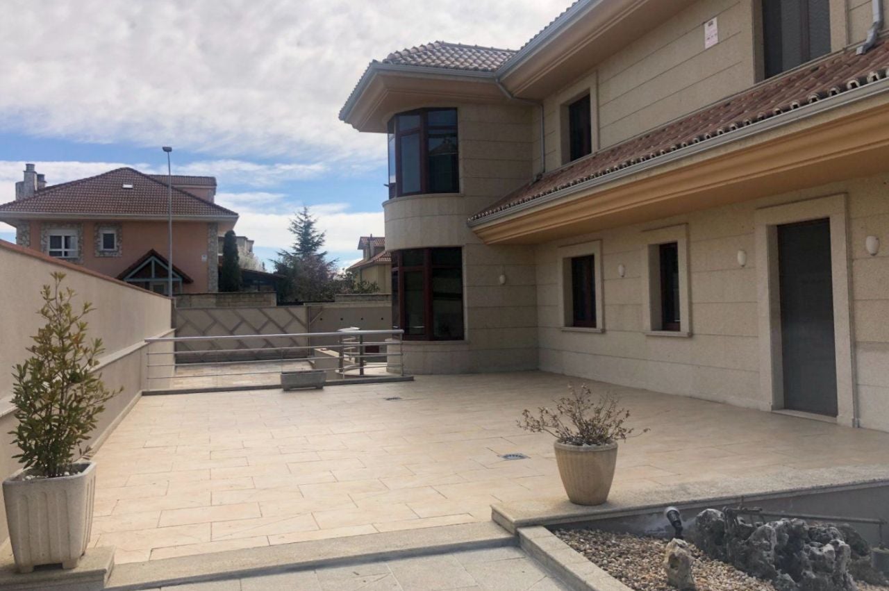 Chalet individual con piscina cubierta en Eras de Renueva, 714 m2, 4 habitaciones, cocina equipada con zona de comedor, salón independiente con porche, 5 baños, parcela de 1070 m2, garaje, trastero, bodega amplia, suelo radiante.