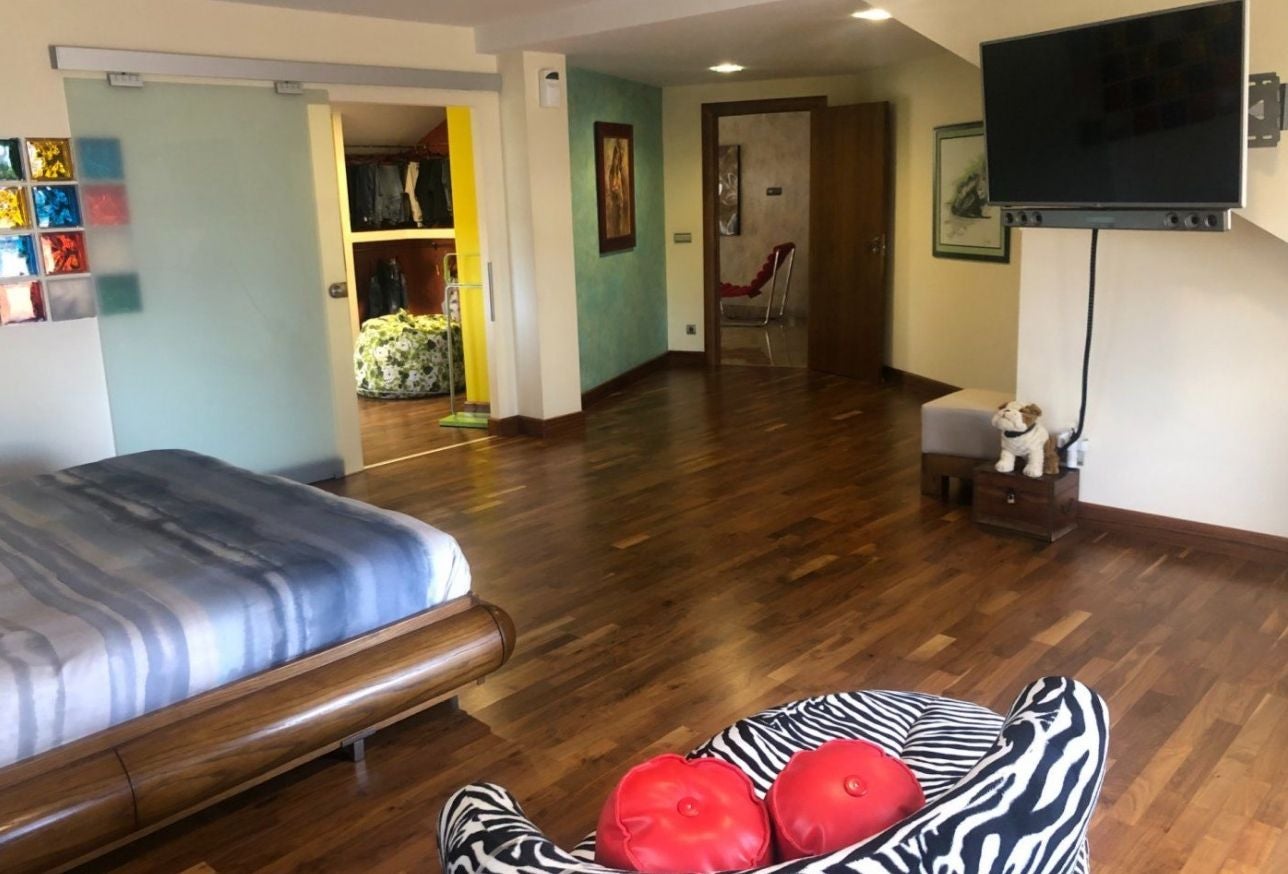 Chalet individual con piscina cubierta en Eras de Renueva, 714 m2, 4 habitaciones, cocina equipada con zona de comedor, salón independiente con porche, 5 baños, parcela de 1070 m2, garaje, trastero, bodega amplia, suelo radiante.